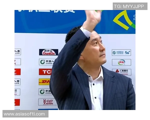 杜锋活动现场人气爆棚众美女争相合影球迷调侃其工作繁忙不堪